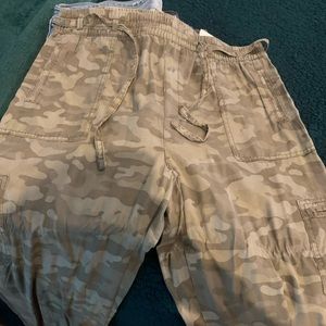 American Eagle camo joggers NWT